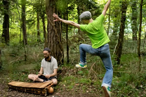 duo hupakoúô. Spectacle, concert itinérant en nature de claquettes, tap dance et balafon, chant, texte et musique live acoustique jazz. Improvisation musicale et dansée. Lausanne, Suisse.