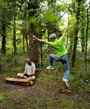 duo hupakoúô. Spectacle, concert itinérant en nature de claquettes, tap dance et balafon, chant, texte et musique live acoustique jazz. Improvisation musicale et dansée. Lausanne, Suisse.